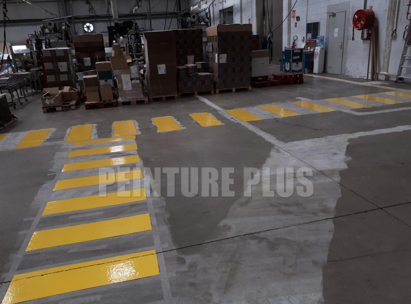 Marquage au sol industriel jaune passage piéton entrepôt - Peinture Plus